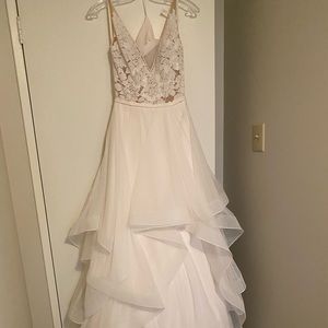 Never worn wedding dress! Beauty!! Size 6.